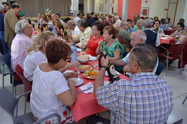 Multitudinaria comida de convivencia en el Centro Social de las Personas Mayores torreño por su 'Semana Cultural' - 3, Foto 3