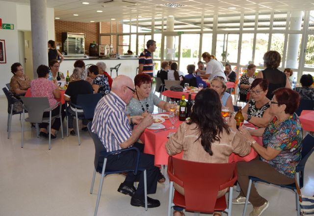 Multitudinaria comida de convivencia en el Centro Social de las Personas Mayores torreño por su 'Semana Cultural' - 4, Foto 4