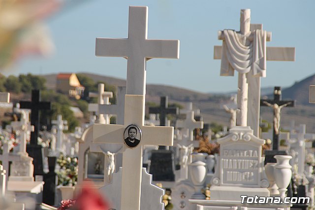 Realizan actuaciones de mejora y acondicionamiento del cementerio municipal Nuestra Señora del Carmen para la festividad de Todos los Santos - 1, Foto 1