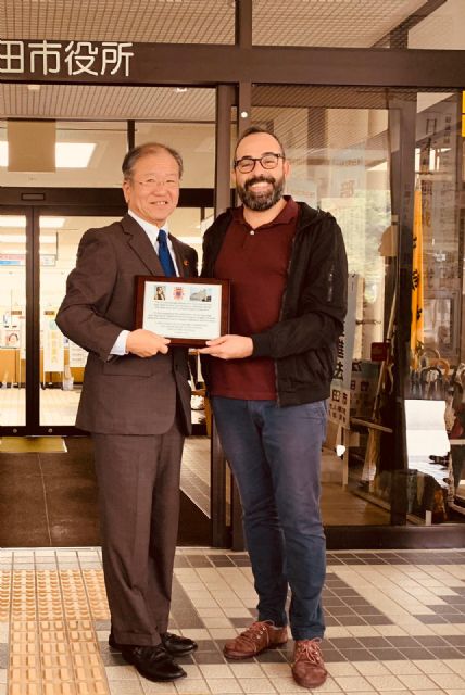 El concejal de Cultura, David Martínez entrega a las autoridades de Taketa, en Japón, una talla de San Francisco Javier, obra de Juan José Quirós - 2, Foto 2