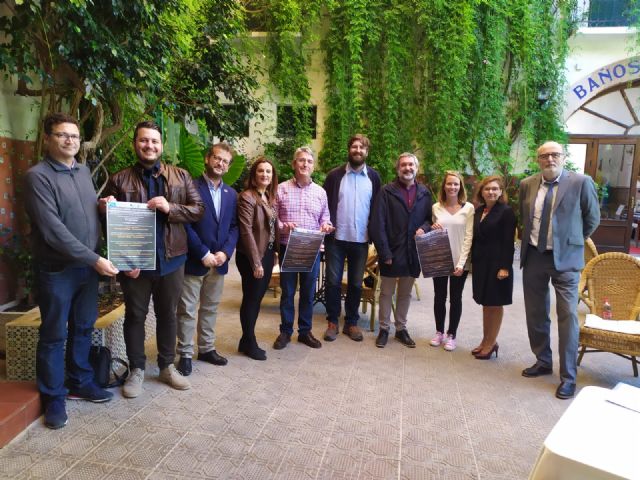 El concejal de Cultura, David Martínez entrega a las autoridades de Taketa, en Japón, una talla de San Francisco Javier, obra de Juan José Quirós - 3, Foto 3