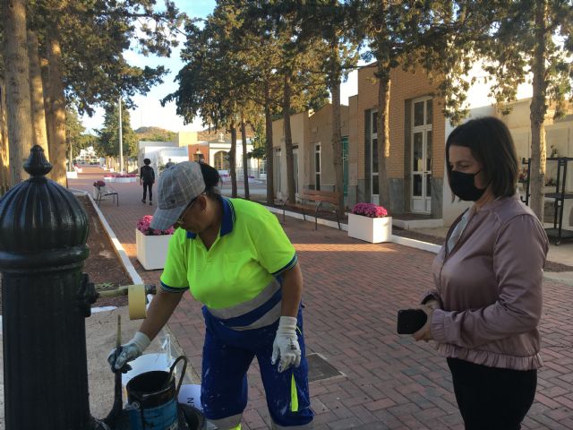 El Ayuntamiento ultima los trabajos de puesta a punto del cementerio municipal con motivo del Día de Todos los Santos 2021 - 1, Foto 1