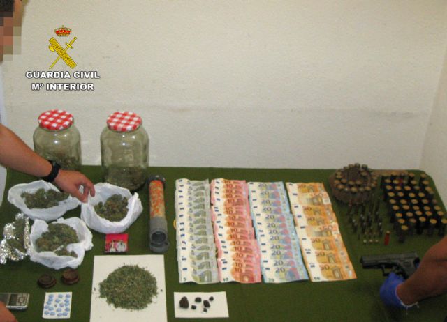 La Guardia Civil desmantela un activo punto de venta de drogas en un domicilio de Alhama de Murcia, Foto 1