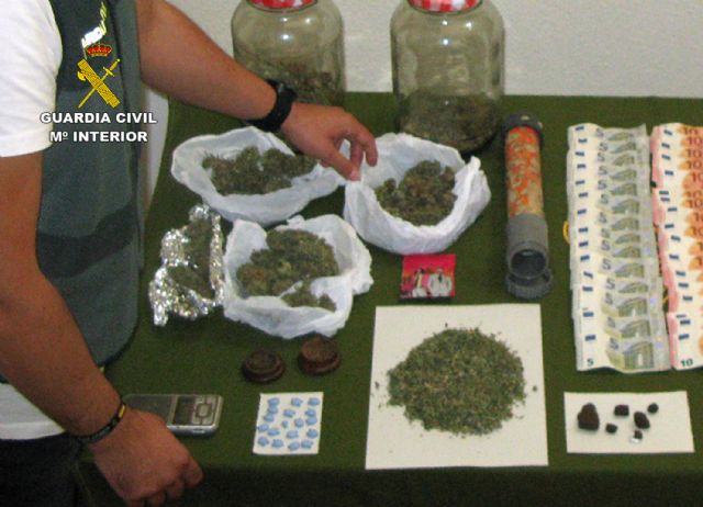 La Guardia Civil desmantela un activo punto de venta de drogas en un domicilio de Alhama de Murcia, Foto 2