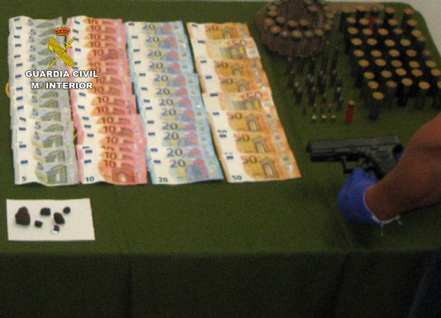 La Guardia Civil desmantela un activo punto de venta de drogas en un domicilio de Alhama de Murcia, Foto 3