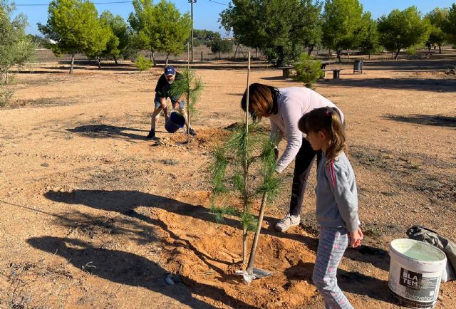 Una jornada familiar de plantación de árboles para celebrar el Día de las Bibliotecas - 1, Foto 1