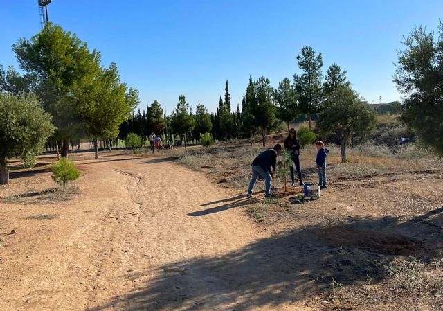 Una jornada familiar de plantación de árboles para celebrar el Día de las Bibliotecas - 2, Foto 2