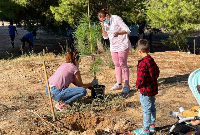 Una jornada familiar de plantación de árboles para celebrar el Día de las Bibliotecas - 5, Foto 5