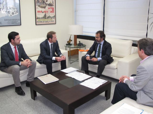 El consejero de Fomento y el alcalde de Torre Pacheco tratan la situación de las carreteras del municipio - 1, Foto 1