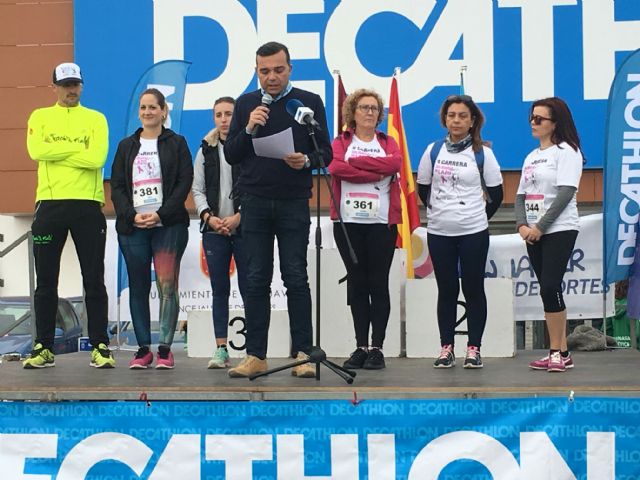 La Carrera benéfica del Lazo, que destina su recaudación a programas municipales de prevención de violencia de género entre los jóvenes, acogió hoy la lectura del manifiesto del 25N - 1, Foto 1