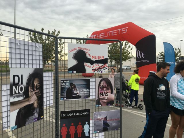 La Carrera benéfica del Lazo, que destina su recaudación a programas municipales de prevención de violencia de género entre los jóvenes, acogió hoy la lectura del manifiesto del 25N - 3, Foto 3