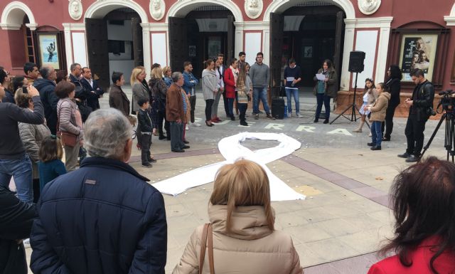 JJSS conmemora el 25N en Lorca con el despliegue de un gran lazo blanco en recuerdo a las víctimas de la violencia de género - 2, Foto 2