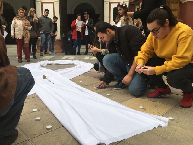 JJSS conmemora el 25N en Lorca con el despliegue de un gran lazo blanco en recuerdo a las víctimas de la violencia de género - 3, Foto 3