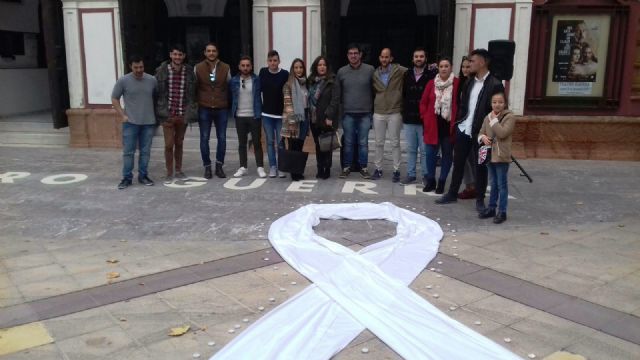 JJSS conmemora el 25N en Lorca con el despliegue de un gran lazo blanco en recuerdo a las víctimas de la violencia de género - 5, Foto 5