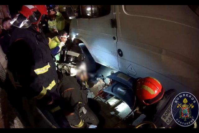 Rescatado un hombre que quedó atrapado bajo su furgoneta mientras la reparaba - 1, Foto 1