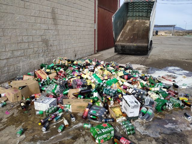 La Policía Local de Lorca ha procedido a la destrucción de 3.500 unidades de bebidas alcohólicas intervenidas en diferentes inspecciones y controles a locales - 1, Foto 1