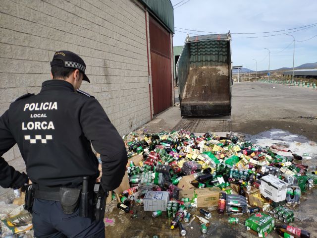 La Policía Local de Lorca ha procedido a la destrucción de 3.500 unidades de bebidas alcohólicas intervenidas en diferentes inspecciones y controles a locales - 2, Foto 2