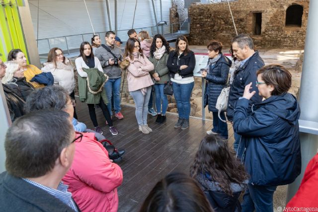 Arqueólogos y profesionales del turismo se solidarizan con el autismo mostrando el patrimonio de Cartagena - 1, Foto 1