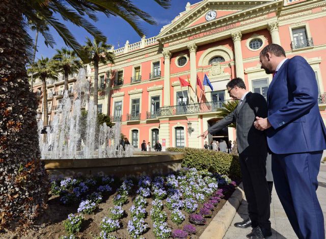 Más de 450 flores engalanan la Glorieta para simbolizar la erradicación de la violencia contra la mujer - 1, Foto 1