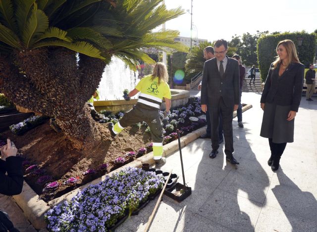 Más de 450 flores engalanan la Glorieta para simbolizar la erradicación de la violencia contra la mujer - 2, Foto 2