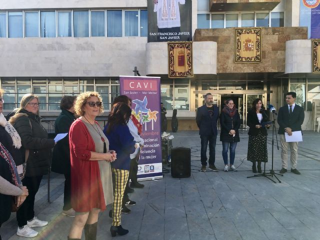 Un centenar de personas se congrega en la plaza de España para condenar la violencia de género - 2, Foto 2