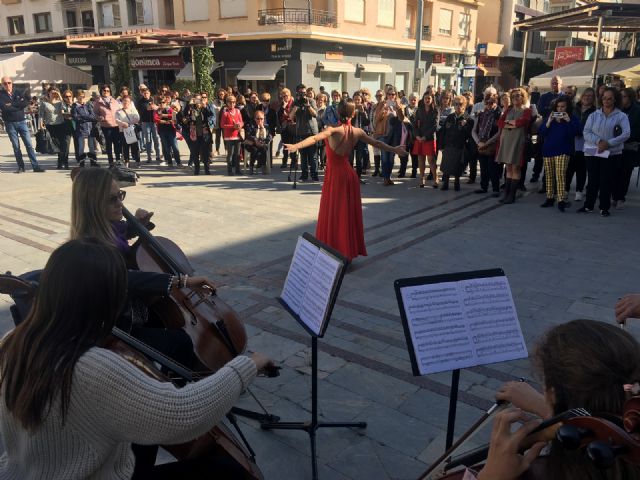 Un centenar de personas se congrega en la plaza de España para condenar la violencia de género - 3, Foto 3