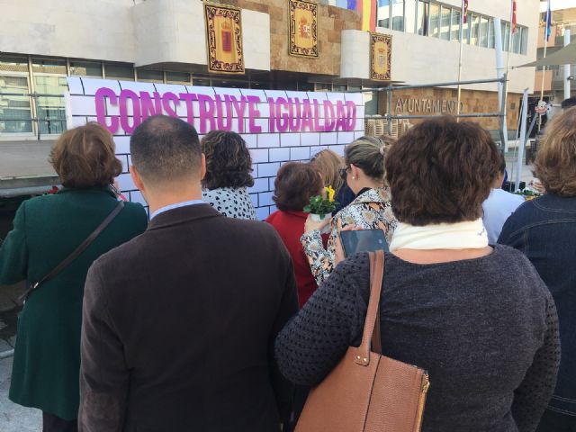 Un centenar de personas se congrega en la plaza de España para condenar la violencia de género - 4, Foto 4