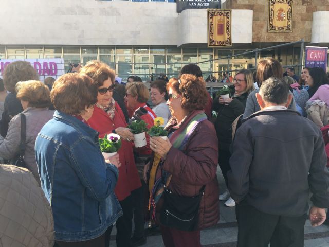 Un centenar de personas se congrega en la plaza de España para condenar la violencia de género - 5, Foto 5