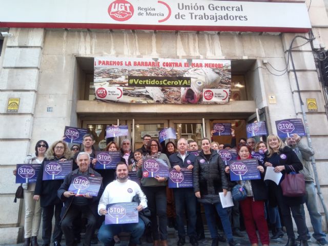 Acto simbólico de UGT por el 25N, previo a la manifestación de esta tarde en Murcia - 5, Foto 5