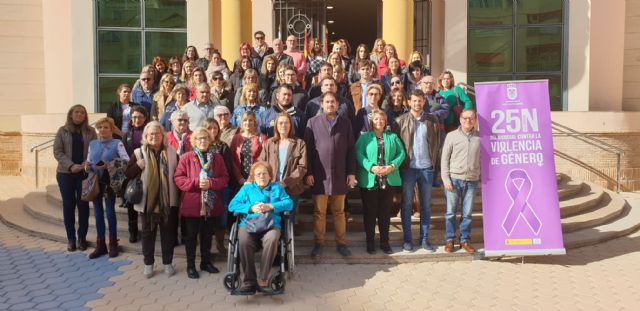 El Ayuntamiento de Los Alcázares se viste con el lazo morado contra la violencia de género - 1, Foto 1