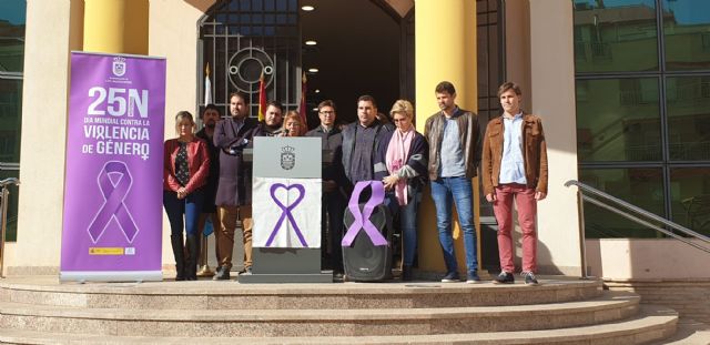 El Ayuntamiento de Los Alcázares se viste con el lazo morado contra la violencia de género - 2, Foto 2