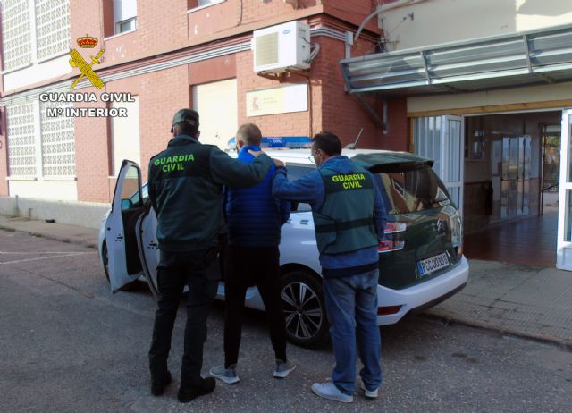 La Guardia Civil detiene al presunto autor de del alquiler fraudulento de varias viviendas vacacionales de La Manga del Mar Menor - 1, Foto 1