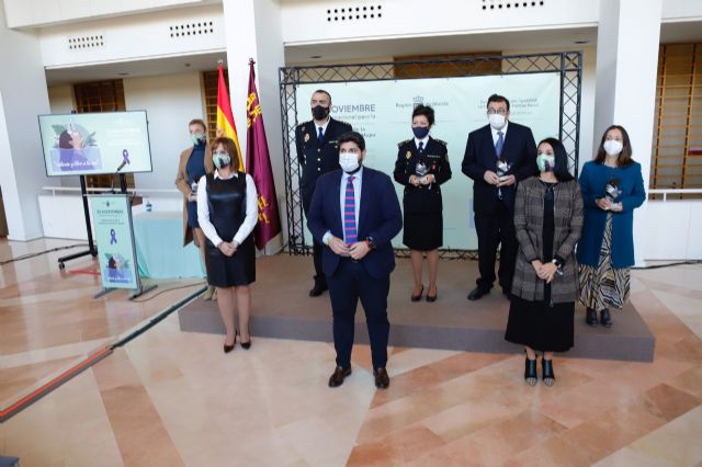 López Miras pide erradicar sin contemplaciones la violencia de género y remarca que la pandemia no puede ocultar otros dramas - 2, Foto 2