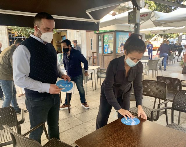 Turismo distribuye cerca de 10.000 carteles y pegatinas entre establecimientos hosteleros con recomendaciones sobre la apertura de terrazas - 1, Foto 1