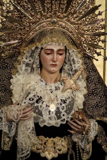 La titular mariana de la hermandad de vera-cruz la Virgen de las Angustias de Alcalá del Río (Sevilla) vestida de luto - 3, Foto 3