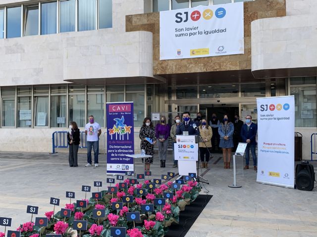Lectura de manifiesto y recuerdo a las víctimas en el Día para la Eliminación de la Violencia contra la Mujer, en San Javier - 1, Foto 1