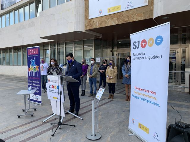 Lectura de manifiesto y recuerdo a las víctimas en el Día para la Eliminación de la Violencia contra la Mujer, en San Javier - 2, Foto 2