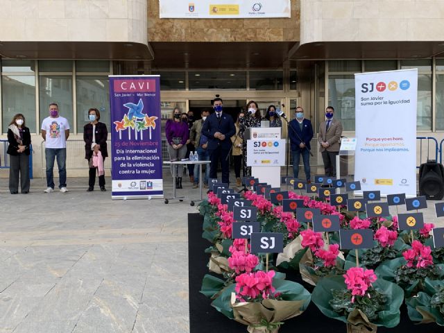 Lectura de manifiesto y recuerdo a las víctimas en el Día para la Eliminación de la Violencia contra la Mujer, en San Javier - 3, Foto 3