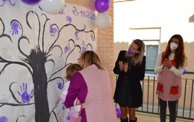 Las escuelas infantiles conmemoran el 25N con un árbol pintado a mano por los niños - 2, Foto 2