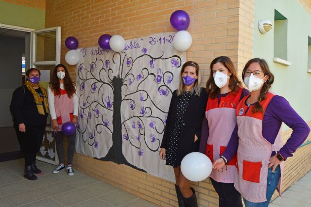 Las escuelas infantiles conmemoran el 25N con un árbol pintado a mano por los niños - 3, Foto 3