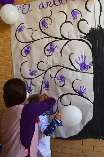 Las escuelas infantiles conmemoran el 25N con un árbol pintado a mano por los niños - 4, Foto 4