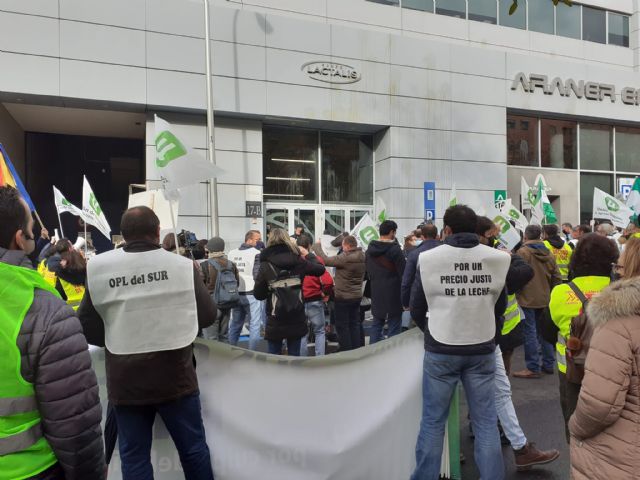 Gran éxito de participación en la concentración convocada por Unión de Uniones frente a Lactalis para reclamar responsabilidad a la industria láctea - 1, Foto 1