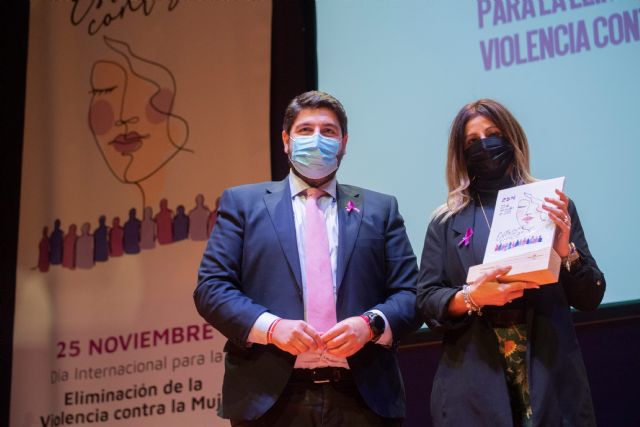López Miras afirma que la lucha contra la violencia de género debe mantenerse los 365 días del año y que esta lacra es un problema de todos - 1, Foto 1