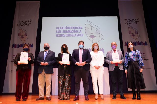 López Miras afirma que la lucha contra la violencia de género debe mantenerse los 365 días del año y que esta lacra es un problema de todos - 2, Foto 2