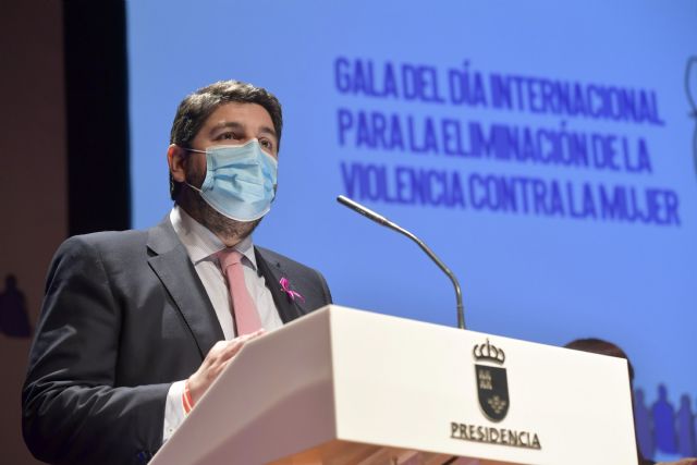 López Miras afirma que la lucha contra la violencia de género debe mantenerse los 365 días del año y que esta lacra es un problema de todos - 3, Foto 3