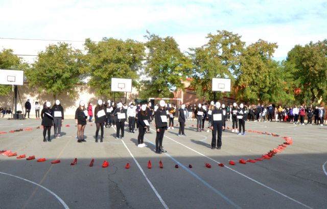 El IES Salvador Sandoval conmemora el 25 de noviembre con un acto simbólico de concienciación - 1, Foto 1