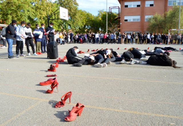 El IES Salvador Sandoval conmemora el 25 de noviembre con un acto simbólico de concienciación - 2, Foto 2