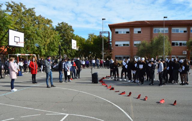 El IES Salvador Sandoval conmemora el 25 de noviembre con un acto simbólico de concienciación - 3, Foto 3