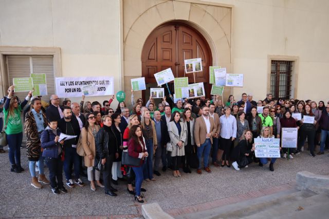 El Ayuntamiento se suma a la concentración de padres y trabajadores del centro de atención temprana para reclamar mayores recursos para este servicio - 1, Foto 1