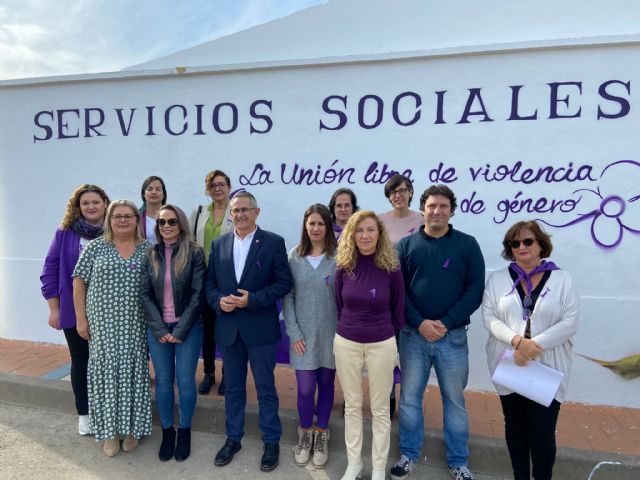 El artista Pepe Teño crea La Unión libre de Violencia de Género, un gran mural que rompe cadenas contra el maltrato a las mujeres - 2, Foto 2